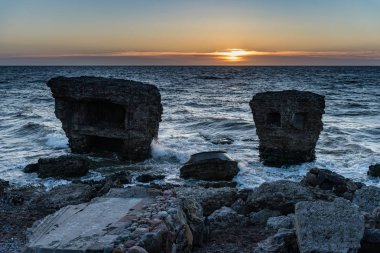 eski savaş kale Harabeleri sahilde