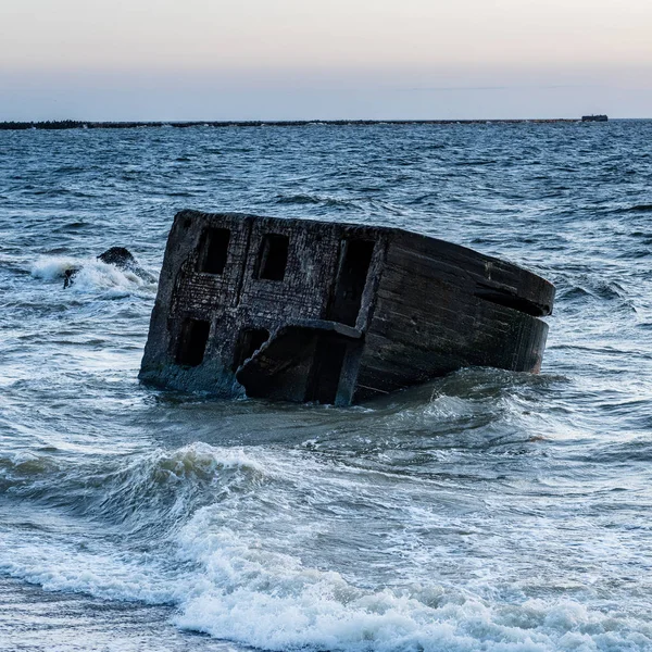 Ruinen der alten Kriegsfestung am Strand — Stockfoto