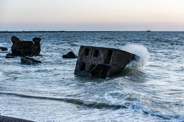 Rovine di vecchi fortini di guerra sulla spiaggia — Foto Stock