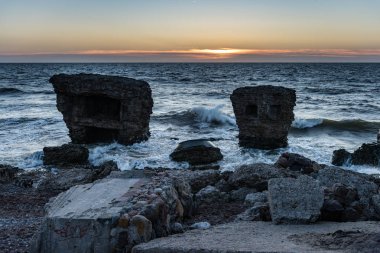 eski savaş kale Harabeleri sahilde