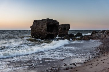 eski savaş kale Harabeleri sahilde