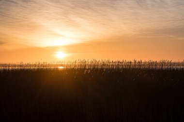 ülke göl üzerinde güzel gündoğumu