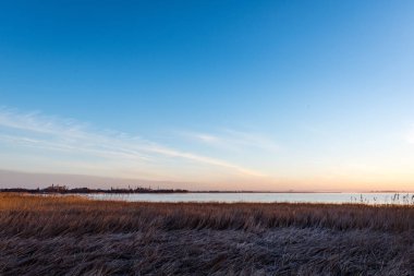 ülke göl üzerinde güzel gündoğumu