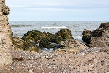 eski savaş kale Harabeleri sahilde