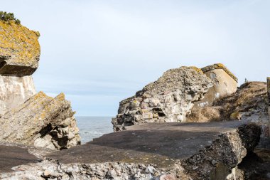 eski savaş kale Harabeleri sahilde
