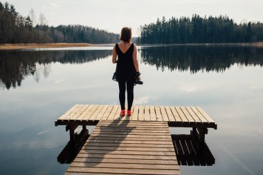 genç kadın ve göl ile tahta bulutlarda yansıması