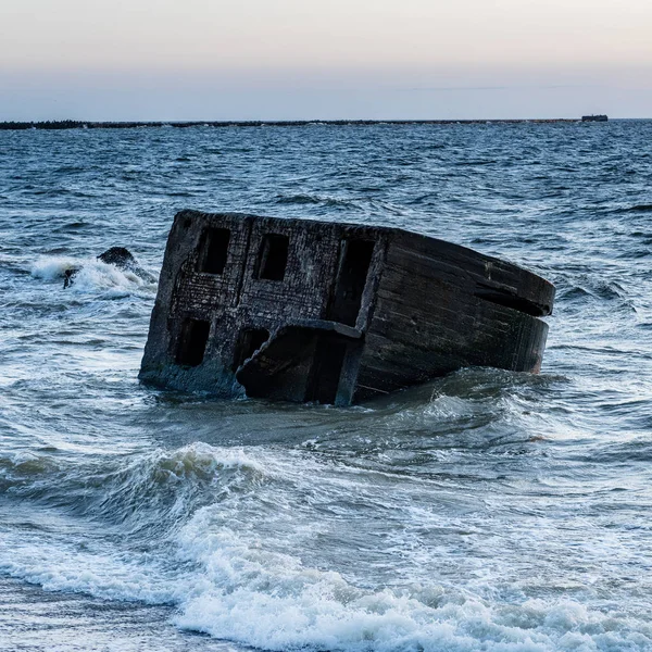 Vieux fort de guerre ruines sur la plage — Photo