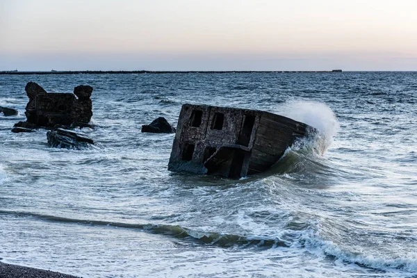 Vieux fort de guerre ruines sur la plage — Photo