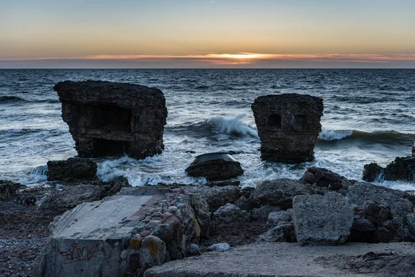 Antiguas ruinas de la fortaleza de guerra en la playa — Foto de Stock