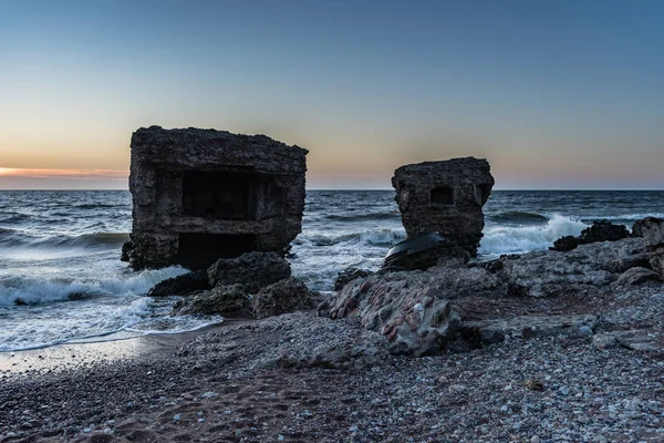 Rovine di vecchi fortini di guerra sulla spiaggia — Foto Stock