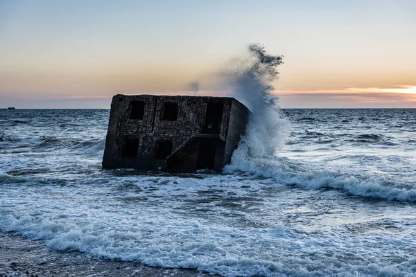 Vieux fort de guerre ruines sur la plage — Photo