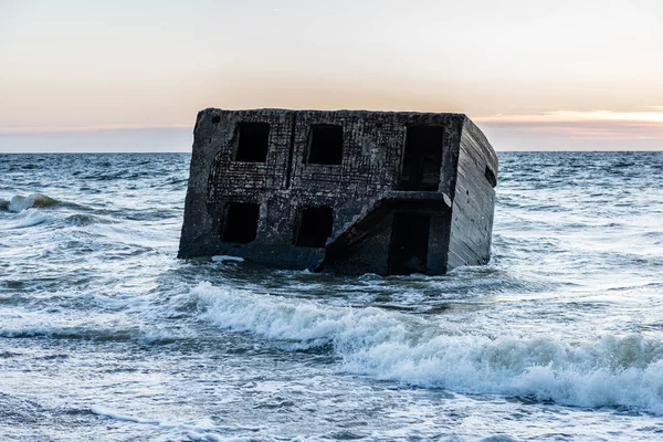 Vieux fort de guerre ruines sur la plage — Photo