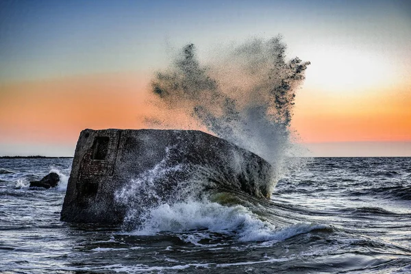 Antiguas ruinas de la fortaleza de guerra en la playa — Foto de Stock