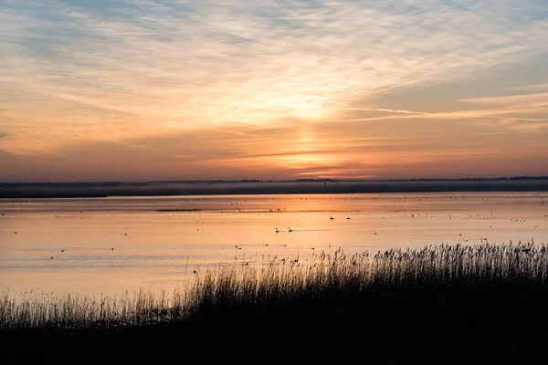 Hermoso amanecer sobre el lago del país — Foto de Stock