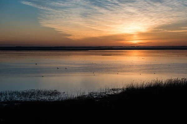 Piękny wschód słońca nad jeziorem kraju — Zdjęcie stockowe