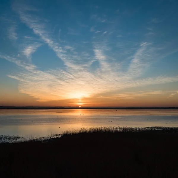 Beau lever de soleil sur le lac de campagne — Photo