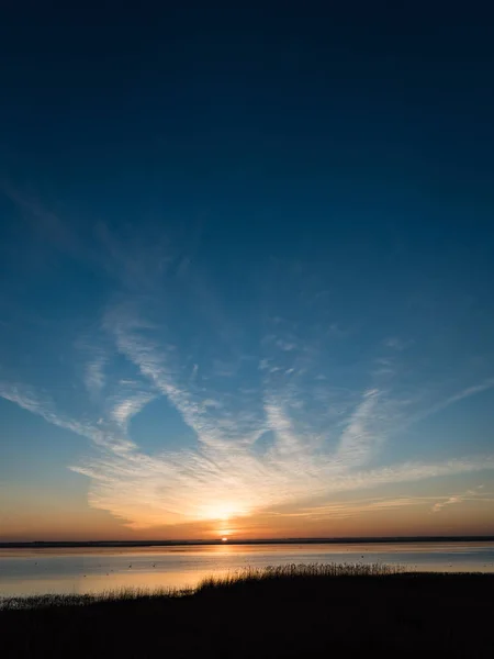 Piękny wschód słońca nad jeziorem kraju — Zdjęcie stockowe