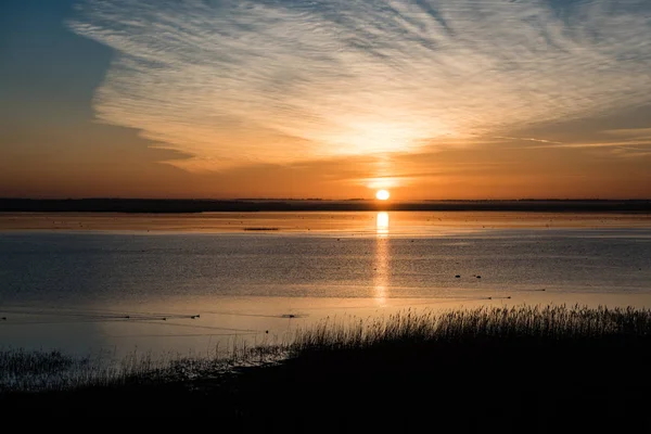 Hermoso amanecer sobre el lago del país — Foto de Stock