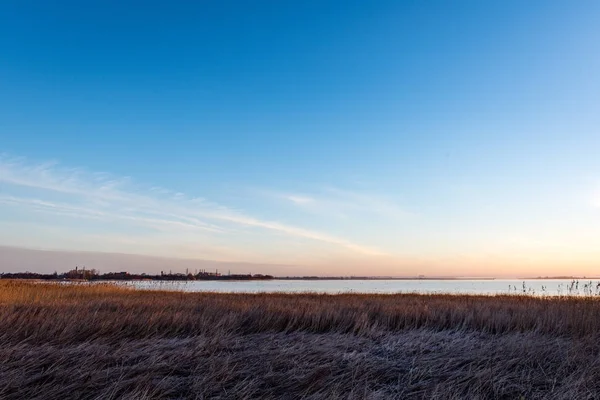 Vacker soluppgång över land sjö — Stockfoto