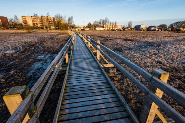 Holzpromenade mit Vogelbeobachtungsturm am frühen Morgen — Stockfoto