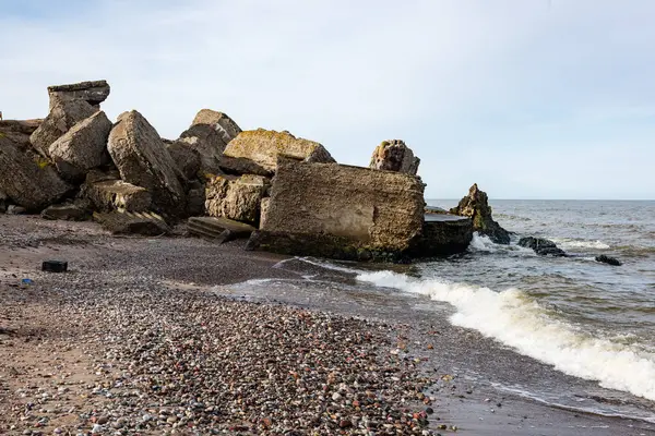 Rovine di vecchi fortini di guerra sulla spiaggia — Foto Stock