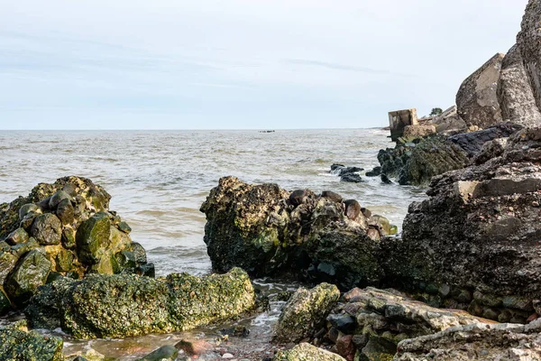 Rovine di vecchi fortini di guerra sulla spiaggia — Foto Stock