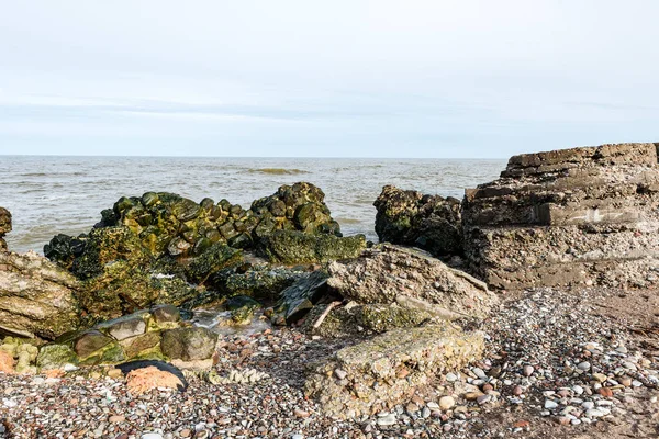 Oude oorlog fort ruïnes op het strand — Stockfoto