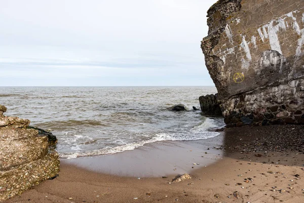 Régi háború erőd romjait a strandon — Stock Fotó