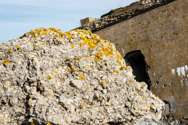 Antiguas ruinas de la fortaleza de guerra en la playa — Foto de Stock