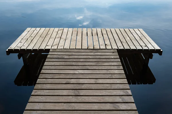 Reflet des nuages dans le lac avec promenade — Photo