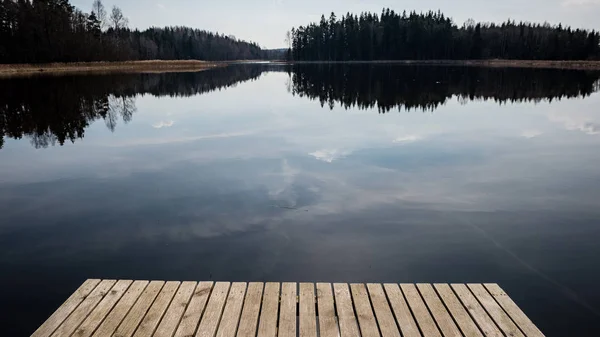 Reflexão de nuvens no lago com calçadão — Fotografia de Stock