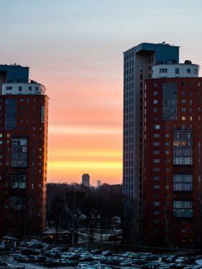 Yaz gece şehir ışık yansımaları su üzerinde