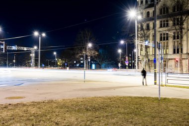 Yaz gece şehir ışık yansımaları su üzerinde