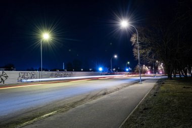 Yaz gece şehir ışık yansımaları su üzerinde