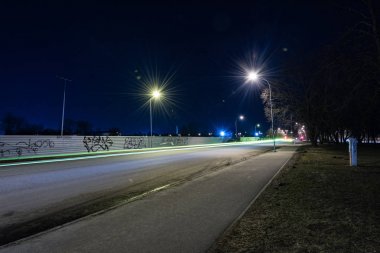 Yaz gece şehir ışık yansımaları su üzerinde