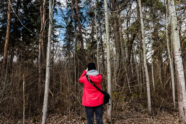 Młoda kobieta w czerwonej sukni przyrody z aparatu fotograficznego — Zdjęcie stockowe