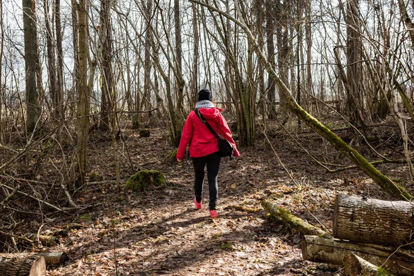 Młoda kobieta w czerwonej sukni przyrody z aparatu fotograficznego — Zdjęcie stockowe