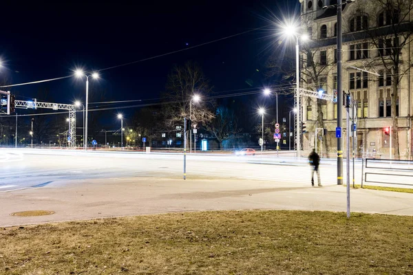 Yaz gece şehir ışık yansımaları su üzerinde