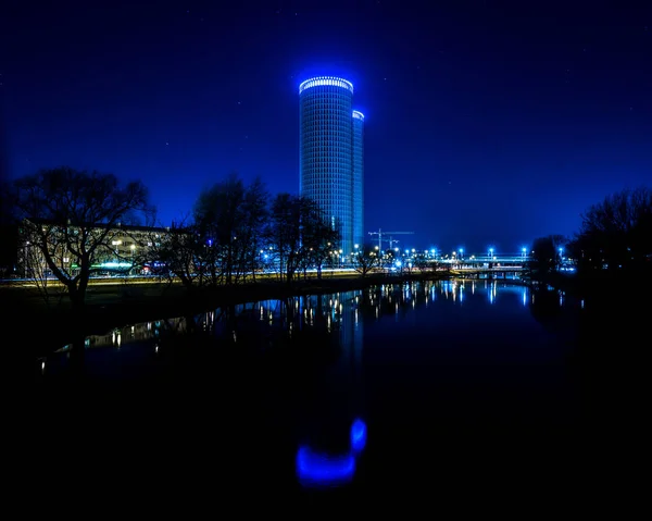 Verão noite cidade luz reflexões sobre a água — Fotografia de Stock