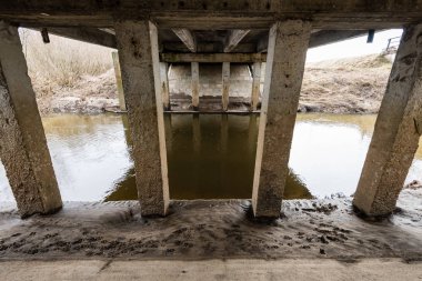 Terk edilmiş kalıntıları eski köprü rock