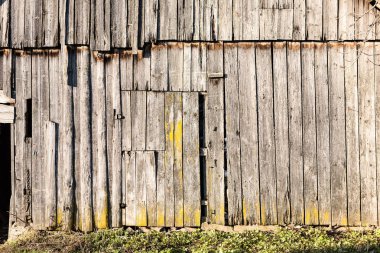 Terk edilmiş eski ahşap bina kalıntıları