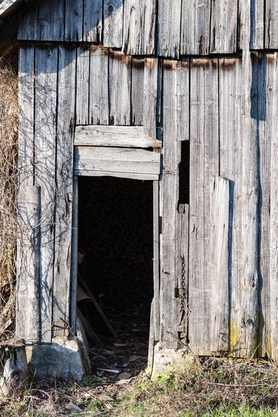 Verlassene Ruinen eines alten Holzbaus — Stockfoto