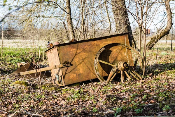 Verlaten ruïnes van oude houten gebouw — Stockfoto