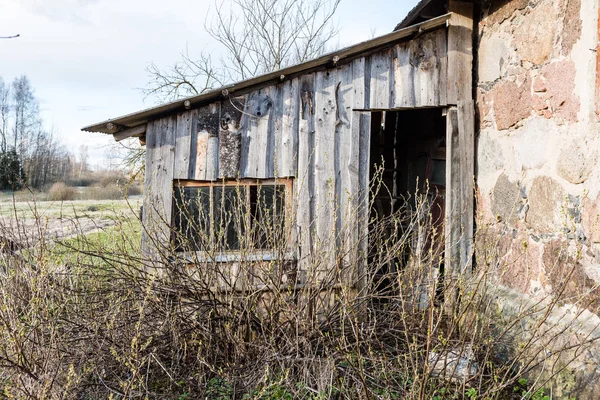 Rovine abbandonate di vecchi edifici in legno — Foto Stock