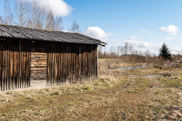 Ruinas abandonadas del antiguo edificio de madera — Foto de Stock