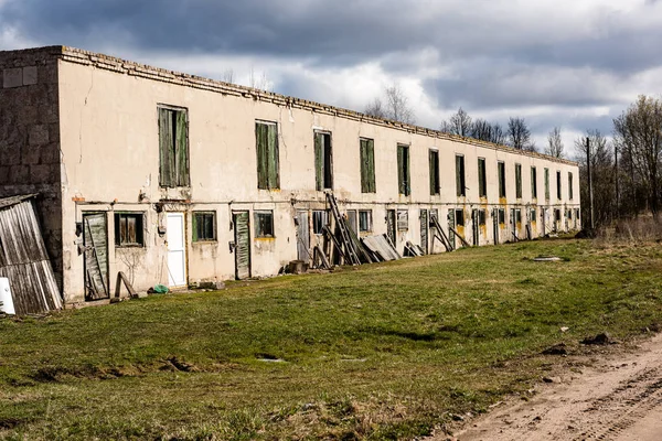 Ruines abandonnées de vieux bâtiments rocheux — Photo