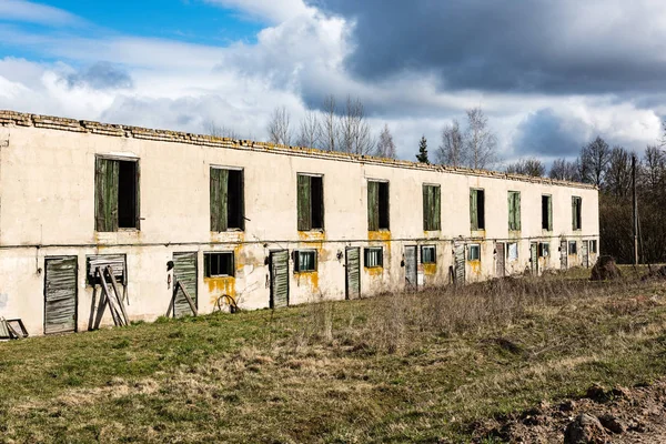 Ruines abandonnées de vieux bâtiments rocheux — Photo