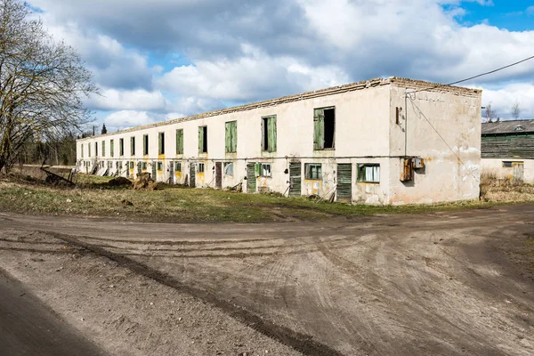 Ruines abandonnées de vieux bâtiments rocheux — Photo