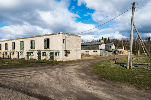 Ruines abandonnées de vieux bâtiments rocheux — Photo