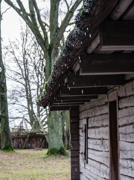 Régi, fából készült épület elhagyatott romok — Stock Fotó